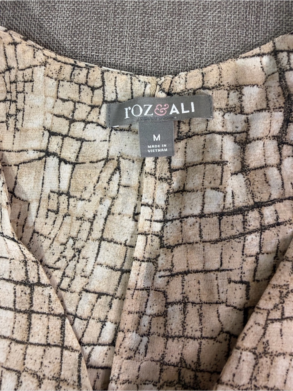 Roz & Ali Beige and Black Tile-Print Sleeveless V-Neck Tank Size Medium - Picture 3 of 6